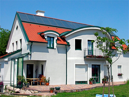 Hausfoto mit Solaranlage
